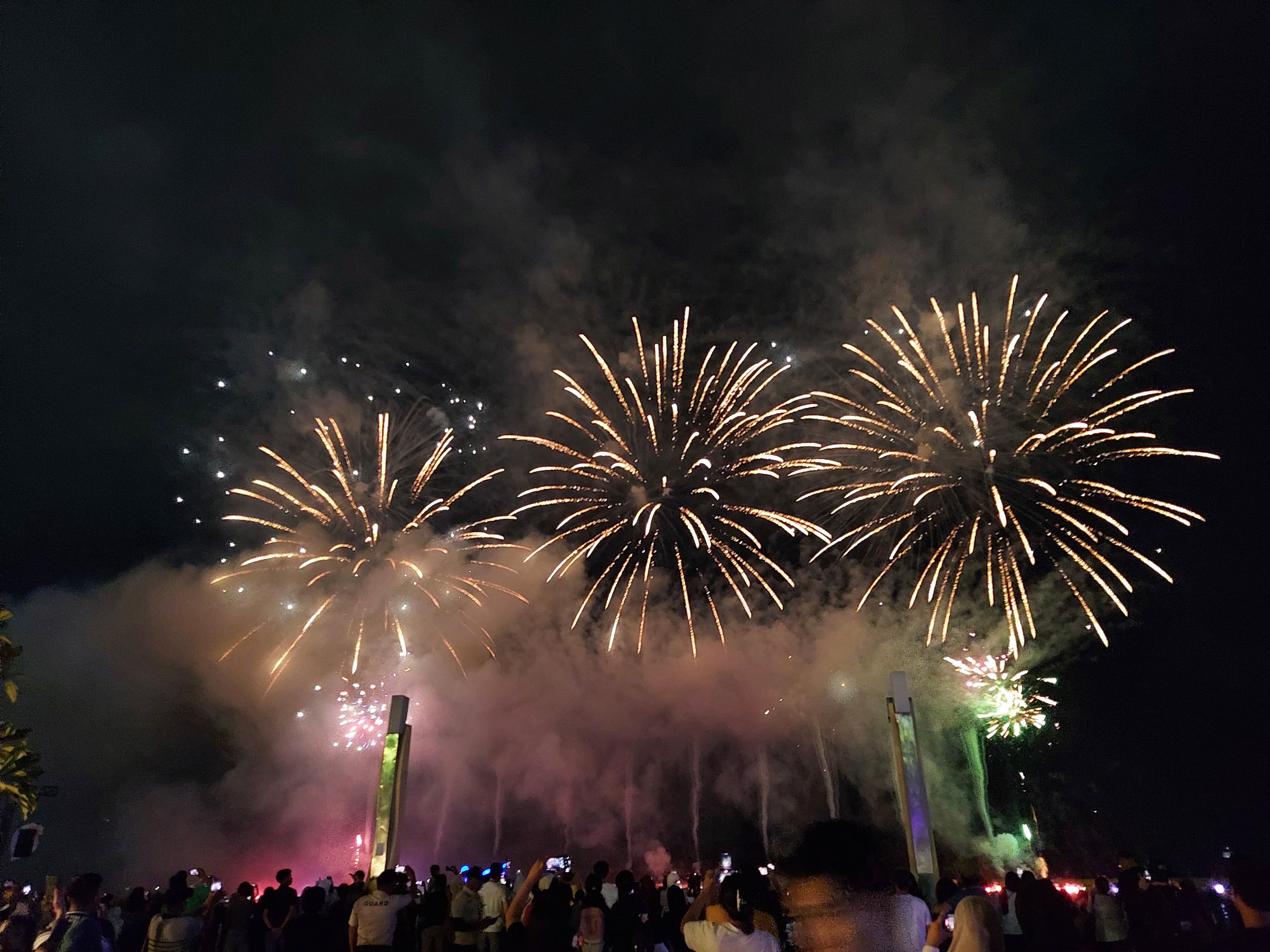 Festival Raya Kemenangan - Warna Warni Kembang Api di Pantai Lagoon